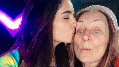 Анна Тринчер до слез тронула фанов видео с бабушкой