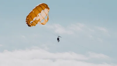 Дівчина хотіла зняти круте відео зі стрибком із парашутом, але вийшло одне розчарування