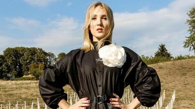 В пиджаке без нижнего белья: жена Евгения Кошевого снялась в горячей фотосессии