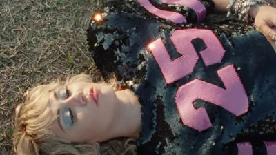 Всі обговорюють новий кліп Майлі Сайрус, яким вона закликає вакцинуватися