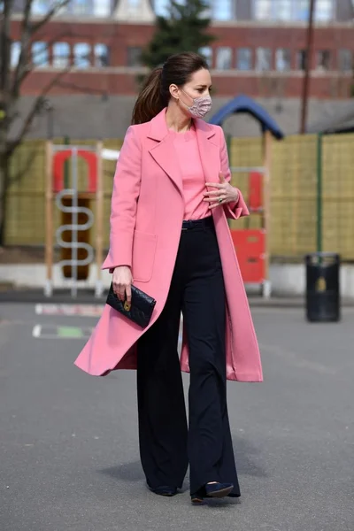 Кейт Міддлтон в ніжно-рожевому пальті показала, як носити найгарячіші тренди весни - фото 509102