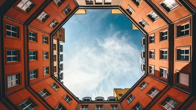 На Оболони достраивают ЖК прямо у входа в метро, и это трэш