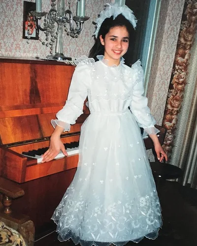 Бант і сукня з секонд-хенду: Злата Огнєвіч поділилася милим архівним фото - фото 509582