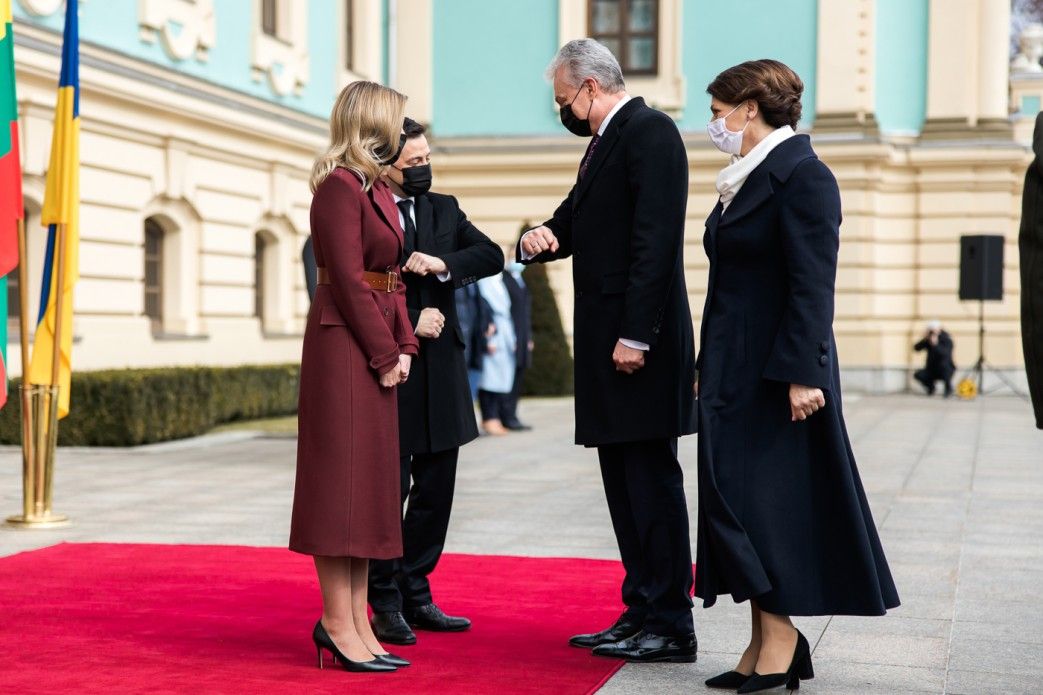 Олена Зеленська вийшла у світ у розкішному образі кольору бордо - фото 509655