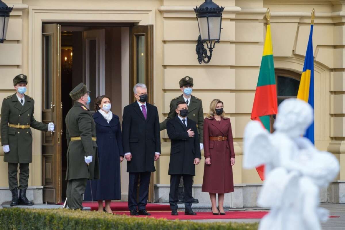 Олена Зеленська вийшла у світ у розкішному образі кольору бордо - фото 509656