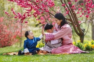 Новая фотосессия монархов Бутана в вишневом саду подорвала сеть - фото 509823