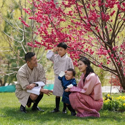 Новая фотосессия монархов Бутана в вишневом саду подорвала сеть - фото 509828