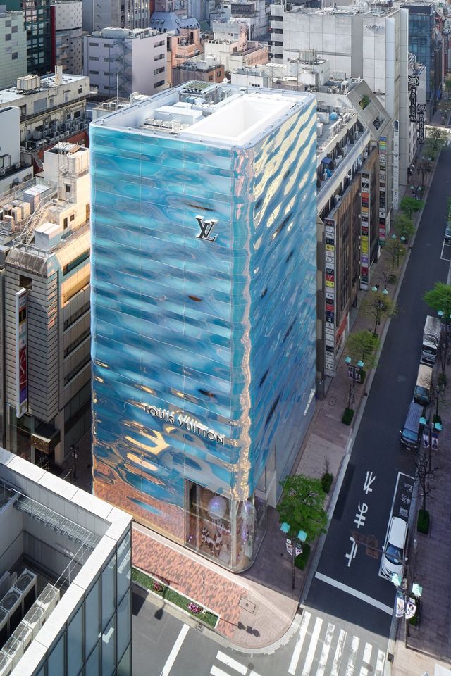 Louis Vuitton відкрив бутик в Токіо - фантастична будівля наче створена з води - фото 509846