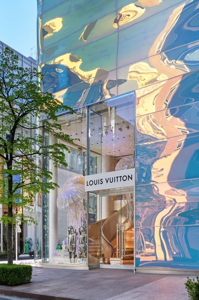 Louis Vuitton открыл бутик в Токио - фантастическое здание словно создано из воды - фото 509847