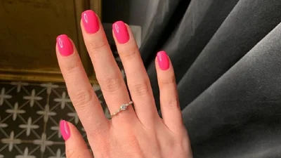 Яркая фуксия - жизнеутверждающий цвет маникюра, который эксперты советуют всем нам
