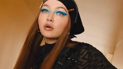 Розбираємо в деталях: стильний образ Джіджі Хадід на прогулянці з донькою