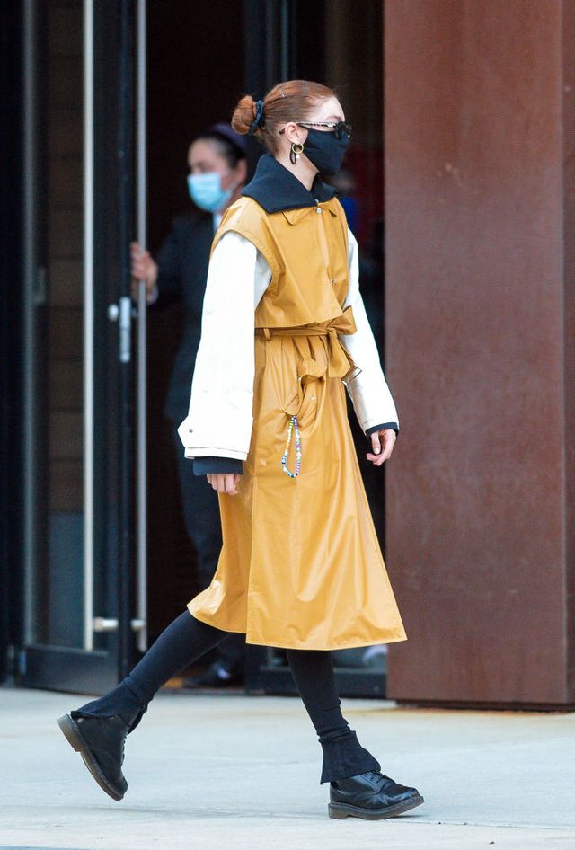 Розбираємо в деталях: стильний образ Джіджі Хадід на прогулянці з донькою - фото 509990