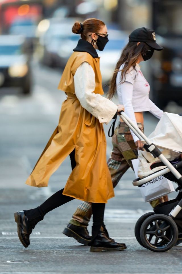Розбираємо в деталях: стильний образ Джіджі Хадід на прогулянці з донькою - фото 509991