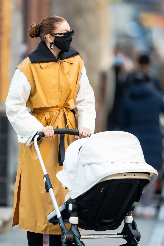 Разбираем в деталях: стильный образ Джиджи Хадид на прогулке с дочерью - фото 509993