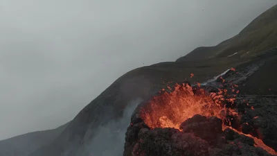 Вид сверху: блогер снял дроном впечатляющие видео извержения вулкана в Исландии