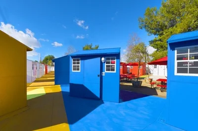 В Лос-Анджелесе построили разноцветный городок для бездомных - фото 510038