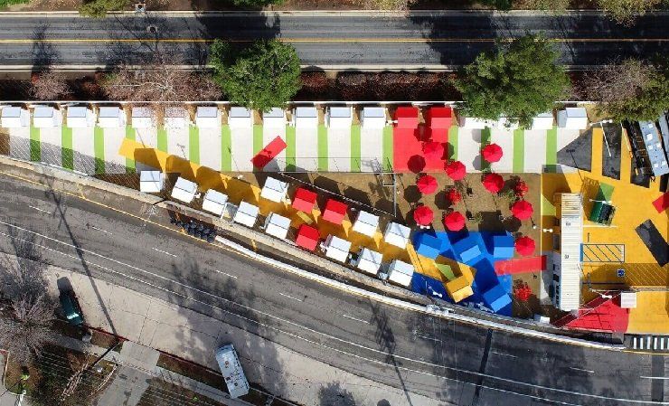 В Лос-Анджелесе построили разноцветный городок для бездомных - 510039 В Лос-Анджелесе построили разноцветный городок для бездомных - фото 510039