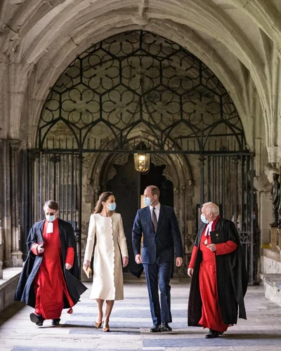 Герцоги Кембриджские посетили Вестминстерское аббатство, где когда-то прошла их свадьба - фото 510047