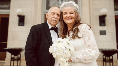 Супруги воссоздали свой свадебный фотосет через 50 лет, и эти кадры наполнены любовью