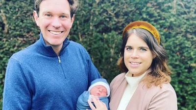 Принцесса Евгения с мужем и сыном показала новый семейный портрет