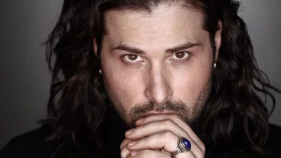 Стрижка "под ноль": Дэвид Аксельрод кардинально сменил имидж