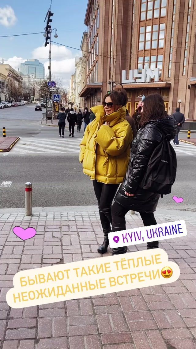 Ани Лорак в 'лимонном' луке прогулялась по Крещатику - 510332 Ани Лорак в 'лимонном' луке прогулялась по Крещатику - фото 510332