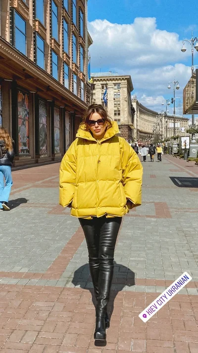 Ани Лорак в 'лимонном' луке прогулялась по Крещатику - фото 510333
