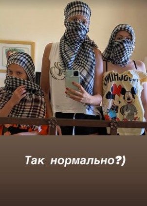 Оля Полякова с дочерьми смешно потролила всех, кому надоели ее откровенные фото - фото 510427