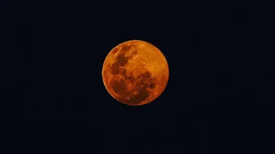 Сахарная Луна: зрелищные снимки эффектного полнолуния 2021