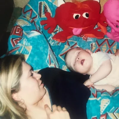 20 років тому: Віра Брежнєва показала домашнє фото з крихітною донькою - фото 510616
