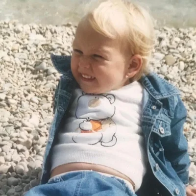 20 років тому: Віра Брежнєва показала домашнє фото з крихітною донькою - фото 510617