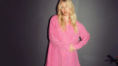 Беременная Элли Голдинг показала фото, которыми постебалась над стериотипами о мамах