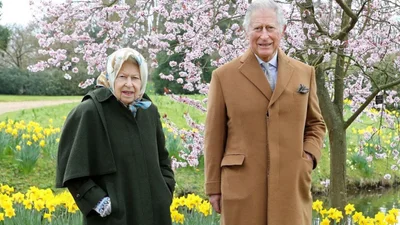 Букінгемський палац випустив великодні листівки з фото Єлизавети ІІ і принца Чарльза