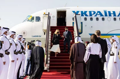 Стильні образи Олени Зеленської під час поїздки до Катару - фото 511163