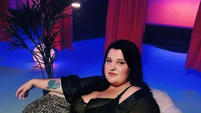 Alyona Alyona повторила горячее фото топлес Нади Дорофеевой, и трудно выбрать, кто лучше