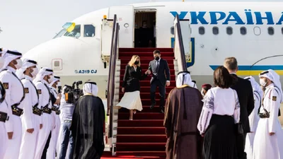 Стильні образи Олени Зеленської під час поїздки до Катару