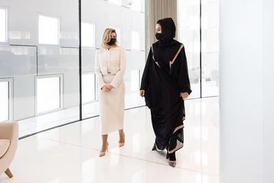 Стильні образи Олени Зеленської під час поїздки до Катару - фото 511275