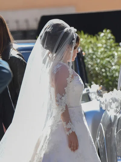 Ей к лицу: Леди Гага засветилась в роскошном свадебном платье - фото 511590