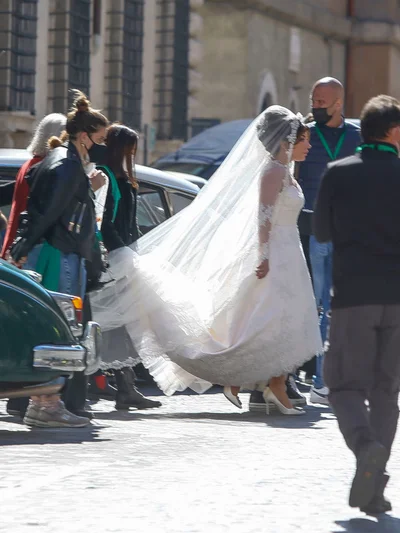 Ей к лицу: Леди Гага засветилась в роскошном свадебном платье - фото 511591