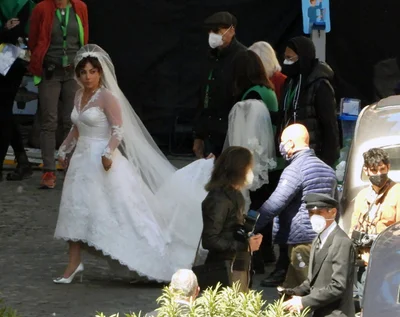 Їй личить: Леді Гага засвітилась у розкішній весільній сукні - фото 511592