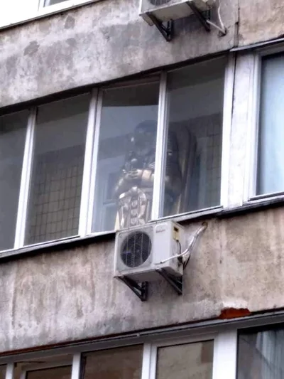 Киевлянин разыграл соседей, выставив на балкон саркофаг с подсветкой - фото 511628