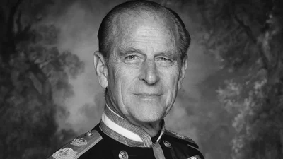 Единственная любовь и опора королевы: самые известные фото принца Филиппа