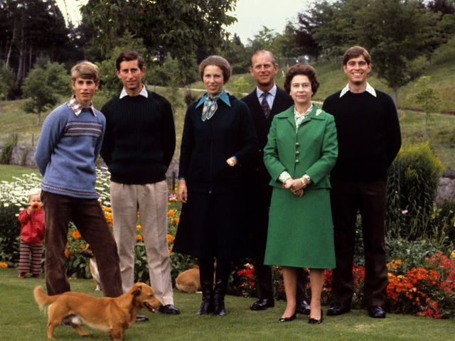 Британська монарша сім'я у замку Балморал - фото 511645