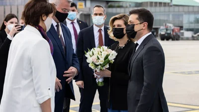 Lady in black: два элегантных образа Елены Зеленской в Турции, которые легко повторить