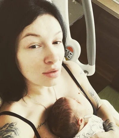 Анастасія Приходько вперше показала новонародженого малюка, а Полякова розсекретила стать - фото 511833
