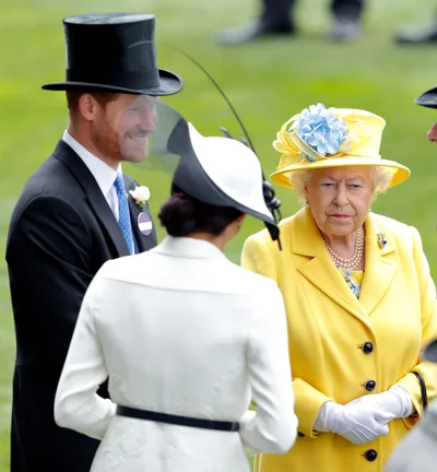 Стало известно, как королева отреагировала на приезд Гарри в Великобританию без Меган - фото 511965