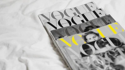 Обкладинку Vogue прикрасила гола модель, і ти не повіриш, скільки їй років