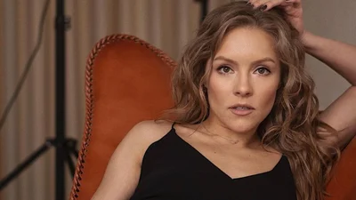 Олена Шоптенко влаштувала звабливу фотосесію на кухонному столі