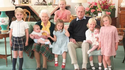 Архивное фото Елизаветы II и принца Филиппа с правнуками, которое сделала Кейт Миддлтон