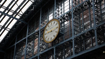 В Японии землетрясение отремонтировал 100-летние часы